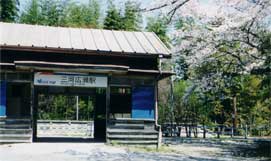 桜が咲く春の三河広瀬駅